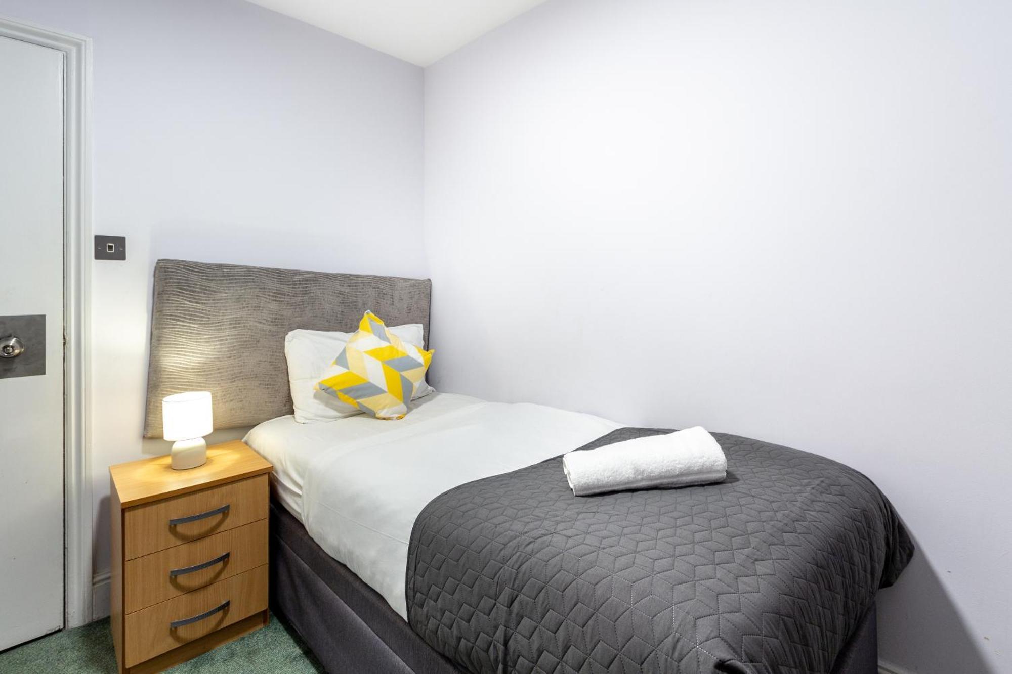 London Gatwick Inn Экстерьер фото