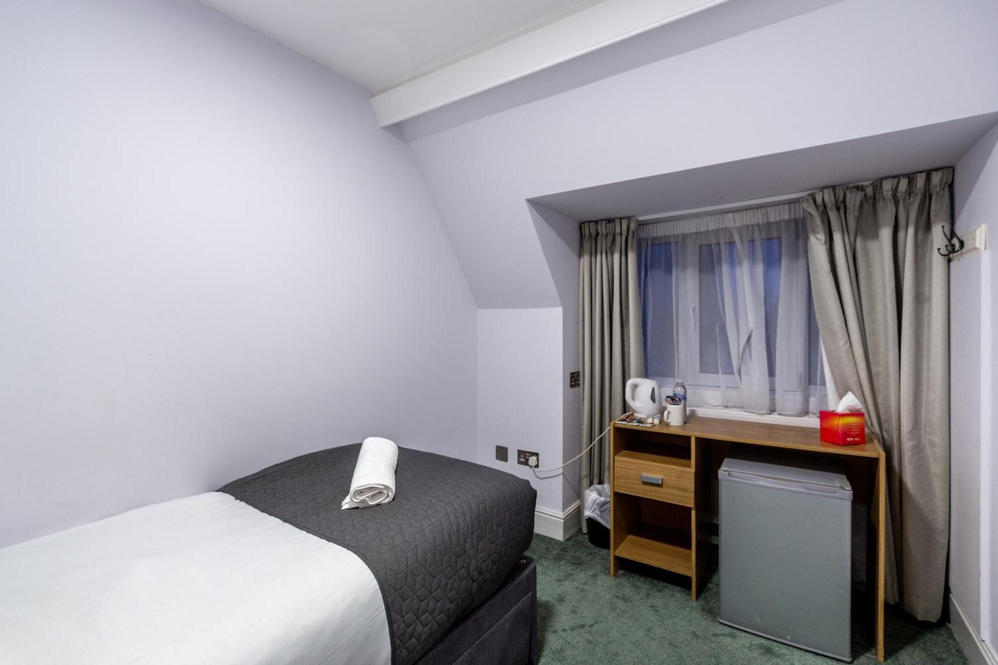 London Gatwick Inn Экстерьер фото