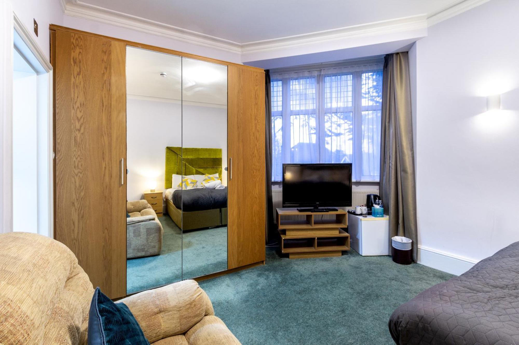 London Gatwick Inn Экстерьер фото