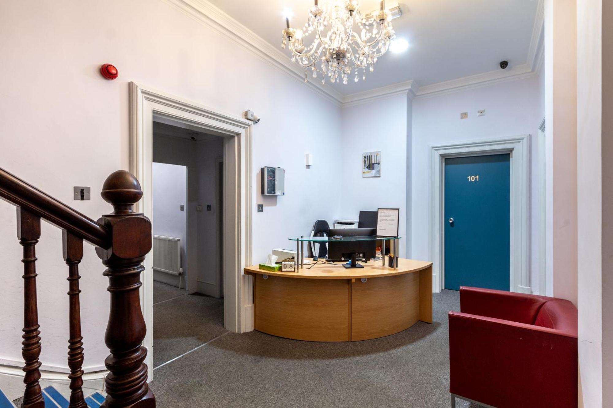 London Gatwick Inn Экстерьер фото